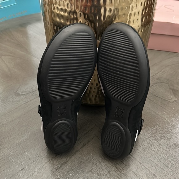 NATURALIZER Womens Black Lightweight Genn-detect Wedge Thong Sandals (Wide) - Picture 3 of 9